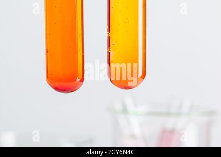 Testflaschen mit Farbproben auf hellgrauem Hintergrund Stockfoto