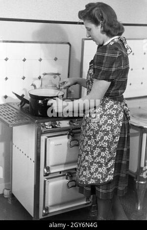 Die Weltmeisterin Anni Kapell beim Kochen, Deutsches Reich 1941. Weltmeister Anni Kapell Vorbereitung einer Mahlzeit, Deutschland 1941 Stockfoto