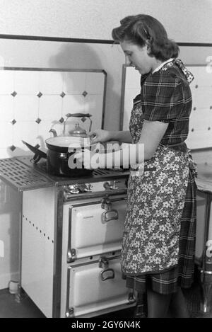 Die Weltmeisterin Anni Kapell beim Kochen, Deutsches Reich 1941. Weltmeister Anni Kapell Vorbereitung einer Mahlzeit, Deutschland 1941 Stockfoto