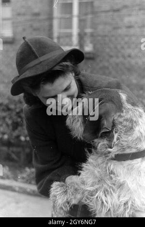 Die Weltmeisterin Anni Kapell, mit ihrem Hund, Deutsches Reich 1941. Weltmeister Anni Kapell mit ihrem Hund, Deutschland 1941 Stockfoto