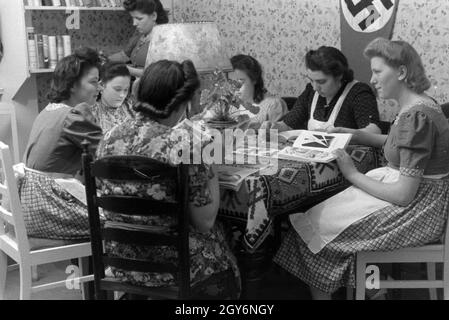 Mutterschutz des Musterbetriebs Wilhelm Plum in München Gladbach, Deutsches Reich 1941. Mitarbeiter des Modells Pflanzen Wilhelm Plum in München Gladbach Deutschland 1941. Stockfoto