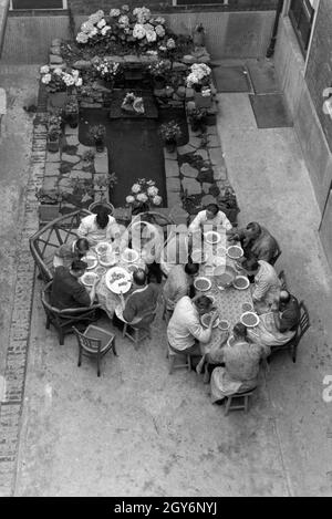 Spezerung der Angestellen des Musterbetriebs Wilhelm Plum in München Gladbach, Deutsches Reich 1941. Fütterung der Mitarbeiter des Modellwerkes Wilhelm Plum in München Gladbach, Deutschland 1941. Stockfoto