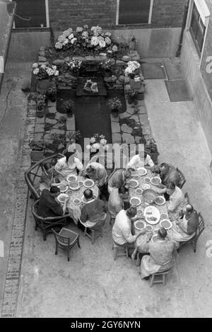 Spezerung der Angestellen des Musterbetriebs Wilhelm Plum in München Gladbach, Deutsches Reich 1941. Fütterung der Mitarbeiter des Modellwerkes Wilhelm Plum in München Gladbach, Deutschland 1941. Stockfoto