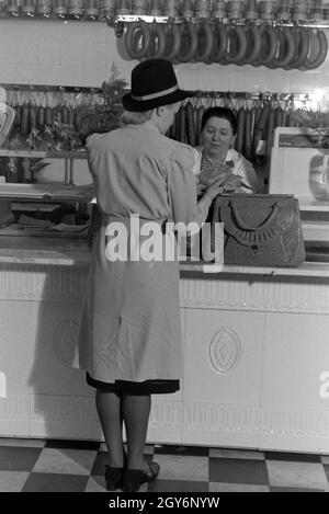 Eine Kundin Beim Einkauf Im Musterbetrieb Wilhelm Plum in München Gladbach, Deutsches Reich 1941. Ein Client in der Modellpflanze Wilhelm Plum in Deutschland 1941 München Gladbach einkaufen. Stockfoto