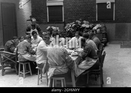 Spezerung der Angestellen des Musterbetriebs Wilhelm Plum in München Gladbach, Deutsches Reich 1941. Fütterung der Mitarbeiter des Modellwerkes Wilhelm Plum in München Gladbach, Deutschland 1941. Stockfoto