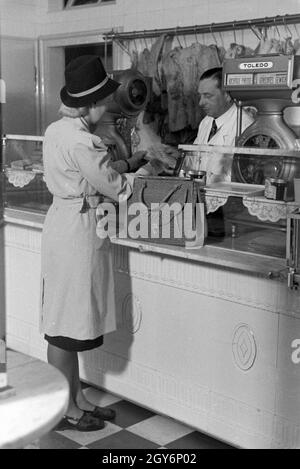 Eine Kundin Beim Einkauf Im Musterbetrieb Wilhelm Plum in München Gladbach, Deutsches Reich 1941. Ein Client in der Modellpflanze Wilhelm Plum in Deutschland 1941 München Gladbach einkaufen. Stockfoto