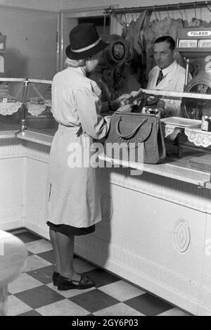 Eine Kundin Beim Einkauf Im Musterbetrieb Wilhelm Plum in München Gladbach, Deutsches Reich 1941. Ein Client in der Modellpflanze Wilhelm Plum in Deutschland 1941 München Gladbach einkaufen. Stockfoto