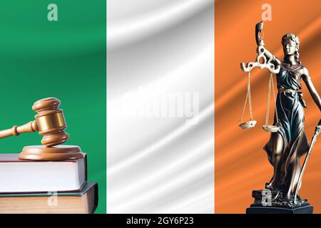 Recht und Gerechtigkeit in Irland Statue von themis und der Gavel des Richters vor dem Hintergrund der irischen Flagge Stockfoto