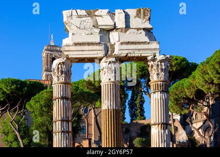 Forum of Caesar (Foro di Cesare), Teil des Forum Romanum, Ansicht der Ruinen des Tempels der Venus Genetrix, Rom, Italien Stockfoto