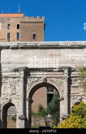 Forum Romanum, Ansicht der Ruinen einiger wichtiger antiker Gebäude, Fragment des Bogenbogens von Septimius Severus, Rom, Italien Stockfoto