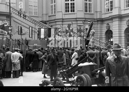 Zeremonie der Überreichung der Sarajevotafel als Kriegssouvenir Im Zeughaus, Unter Den Linden, Berlin, Deutsches Reich 1941. Zeremonie der Präsentation der Sarajevo-Platte als Trophäe in der Waffenkammer, Unter Den Linden, Berlin 1941. Stockfoto