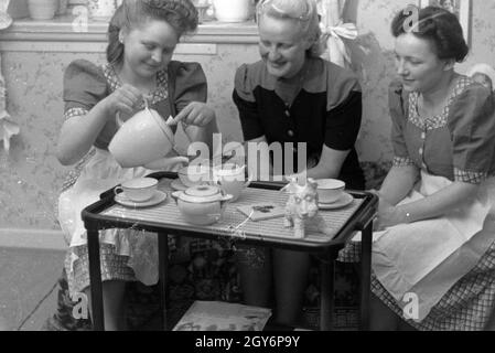 Angestellte des Musterbetriebs Wilhelm Plum bei der Kaffeepause, Deutsches Reich 1941. Mitarbeiter des Modells Werk Wilhelm Plum in der Kaffeepause, Deutschland 1941. Stockfoto