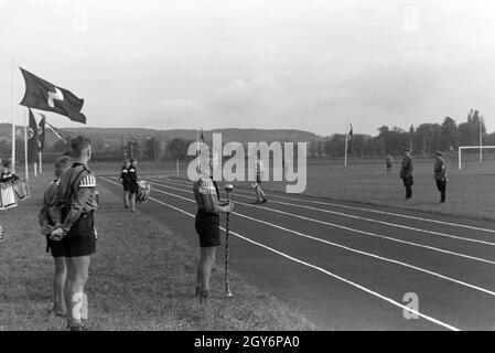 Schüler und Ausbilder der Napola Naumburg bei einem Sportwettkampf, Deutsches Reich 1941. Schüler und Lehrer des NaPolA Naumburg zu einem sportlichen Wettkampf, Deutschland 1941. Stockfoto