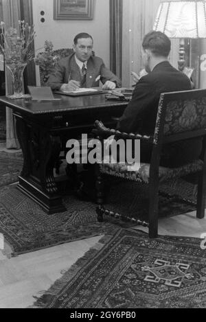 Der Inhaber des Musterbetriebs Wilhelm Pflaume mit einem Geschäftspartner, Deutsches Reich 1941. Eigentümer der Modellpflanze Wilhelm Pflaume mit einem Business Partner, Deutschland 1941. Stockfoto