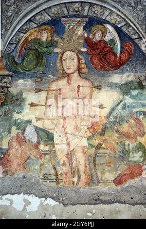 St. Sebastian (CAD 256-288) Fresko (1515-1516) von Andrea de Cella in der Kapelle St. Sebastian Entraunes Alpes-Maritimes Frankreich Stockfoto