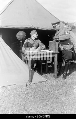 Ausbilder der Napola Naumburg bei einem Sportwettkampf, Deutsches Reich 1941. Ausbilder der NaPolA Naumburg zu einem sportlichen Wettkampf, Deutschland 1941. Stockfoto