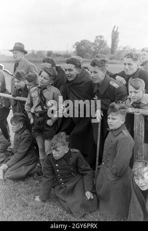 Schüler und Ausbilder der Napola Naumburg bei einem Sportwettkampf, Deutsches Reich 1941. Schüler und Lehrer des NaPolA Naumburg zu einem sportlichen Wettkampf, Deutschland 1941. Stockfoto