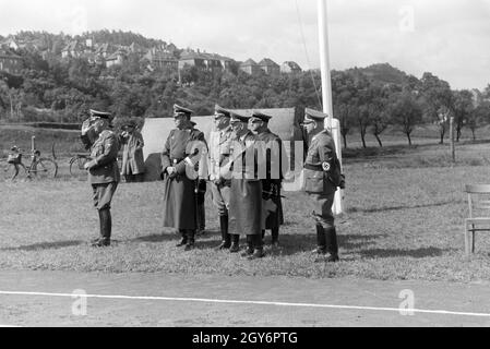 Ausbilder der Napola Naumburg bei einem Sportwettkampf, Deutsches Reich 1941. Ausbilder der NaPolA Naumburg zu einem sportlichen Wettkampf, Deutschland 1941. Stockfoto