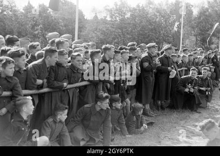 Schüler der Napola Naumburg Bei Einem Sportwettkampf, Deutsches Reich 1941. Schüler NaPolA Naumburg bei einem sportlichen Wettkampf, Deutschland 1941. Stockfoto