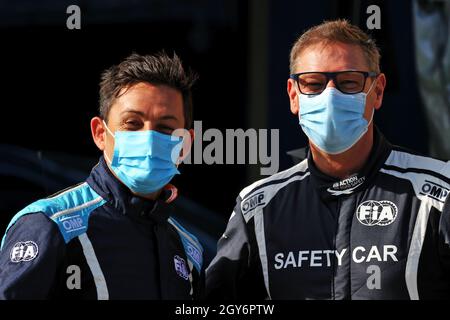 Istanbul, Türkei. Oktober 2021. (L bis R): Bruno Correia (POR) FIA Medical Car Driver mit Bernd Maylander (GER) FIA Safety Car Driver. Großer Preis der Türkei, Donnerstag, 7. Oktober 2021. Istanbul, Türkei. Kredit: James Moy/Alamy Live Nachrichten Gutschrift: James Moy/Alamy Live Nachrichten Stockfoto