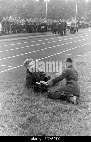 Schüler der Napola Naumburg Bei Einem Sportwettkampf, Deutsches Reich 1941. Schüler NaPolA Naumburg bei einem sportlichen Wettkampf, Deutschland 1941. Stockfoto