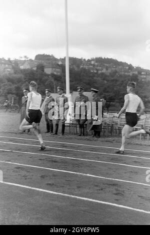 Schüler und Ausbilder der Napola Naumburg bei einem Sportwettkampf, Deutsches Reich 1941. Schüler und Lehrer des NaPolA Naumburg zu einem sportlichen Wettkampf, Deutschland 1941. Stockfoto