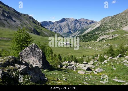 Panoramablick einschließlich der Berghütte des Col de la Cayolle oder Cayolle Mountain Pass, im Nationalpark Mercantour Französische Alpen Frankreich Stockfoto