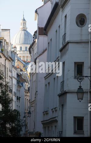 Paris, Frankreich, 4. Oktober 2021: Die Kuppel des Pantheons wird an einem sonnigen Herbstmorgen vom Quai de la Tournelle aus am Narro entlang vor blauem Himmel gesehen Stockfoto