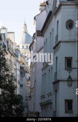 Paris, Frankreich, 4. Oktober 2021: Die Kuppel des Pantheons wird an einem sonnigen Herbstmorgen vom Quai de la Tournelle aus am Narro entlang vor blauem Himmel gesehen Stockfoto