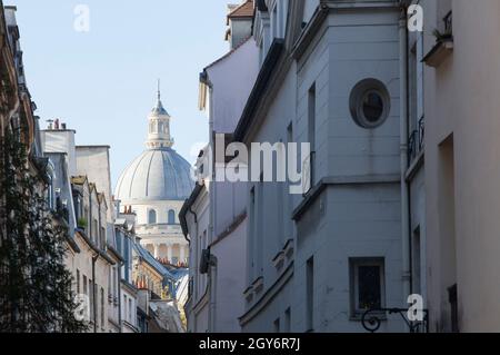 Paris, Frankreich, 4. Oktober 2021: Die Kuppel des Pantheons wird an einem sonnigen Herbstmorgen vom Quai de la Tournelle aus am Narro entlang vor blauem Himmel gesehen Stockfoto