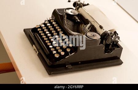 Nahaufnahme der klassischen schwarzen Schreibmaschine, Schreibkonzept Stockfoto