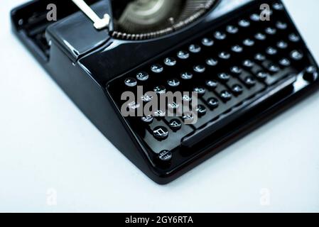 Nahaufnahme der klassischen schwarzen Schreibmaschine, Schreibkonzept Stockfoto