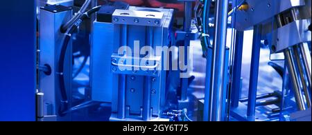 Rotationsschneidemaschine mit Schlitzmessersystem. Stockfoto