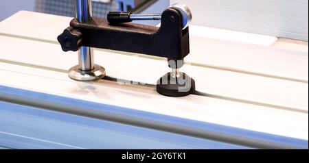 Fräsen einer Holzplatte. Bearbeitung von Holzplatten an CNC-Koordinatenfräsen Holzbearbeitungsmaschinen. CNC-Holzbearbeitungsmaschine Stockfoto