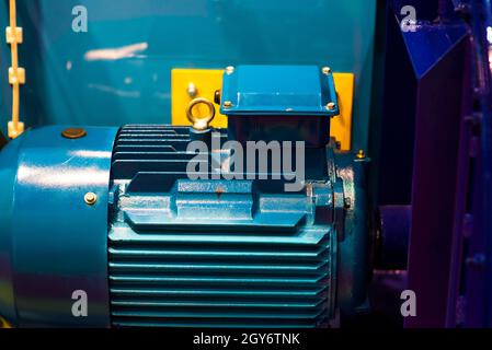 Leistungsstarker 3-Phasen-Elektromotor CMG für moderne Industrieanlagen. Stockfoto