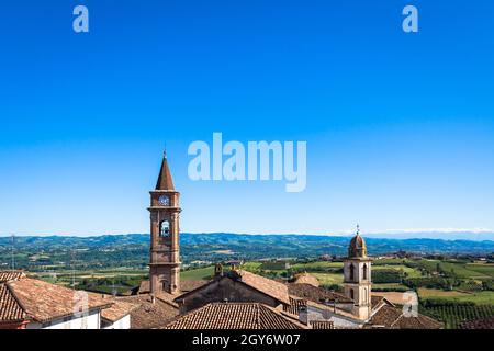 GOVONE, ITALIEN - CA. AUGUST 2020: Piemont Hügel in Italien, Monferrato Bereich. Malerische Landschaft während der Sommersaison mit Weinberg Feld. Wundervolles Bl Stockfoto