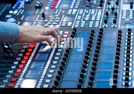 DJ übergibt sich bei Party Equipment Deck und Mixer mit Vinyl-Schallplatte. Stockfoto