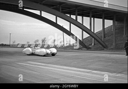 Der Mercedes Benz W 125 beim Start zum Weltordnungsversuch, Deutschland 1930er Jahre. Der Mercedes Benz W 125 zu Beginn des Weltrekordversuchs, Deutschland 1930er Jahre. Stockfoto