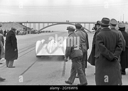 Anfahrt zum Start des Weltordnungsversuchs mit dem Mercedes Benz W 125, Deutschland 1930er Jahre. Start des Weltrekordversuchs mit dem Mercedes Benz W 125, Deutschland 1930er Jahre. Stockfoto