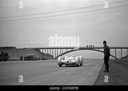 Anfahrt zum Start des Weltordnungsversuchs mit dem Mercedes Benz W 125, Deutschland 1930er Jahre. Start des Weltrekordversuchs mit dem Mercedes Benz W 125, Deutschland 1930er Jahre. Stockfoto