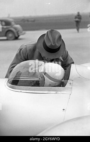 Der deutsche Rennfahrer Rudolf Caracciola im Cockpit des Mercedes Benz W 125 nach dem Welttrekord, Deutschland 1930er Jahre. Deutscher Rennfahrer Rudolf Caracciola im Mercedes Benz W 125 nach dem Weltrekord, Deutschland 1930er Jahre. Stockfoto