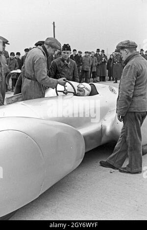 Der deutsche Rennfahrer Rudolf Caracciola im Cockpit des Mercedes Benz W 125 nach dem Welttrekord, Deutschland 1930er Jahre. Deutscher Rennfahrer Rudolf Caracciola im Mercedes Benz W 125 nach dem Weltrekord, Deutschland 1930er Jahre. Stockfoto