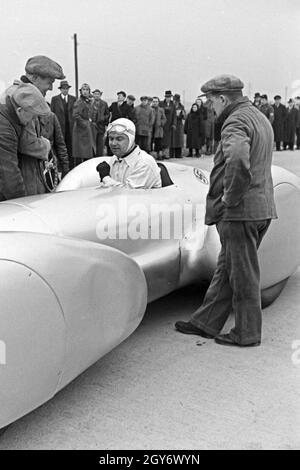 Der deutsche Rennfahrer Rudolf Caracciola im Cockpit des Mercedes Benz W 125 nach dem Welttrekord, Deutschland 1930er Jahre. Deutscher Rennfahrer Rudolf Caracciola im Mercedes Benz W 125 nach dem Weltrekord, Deutschland 1930er Jahre. Stockfoto