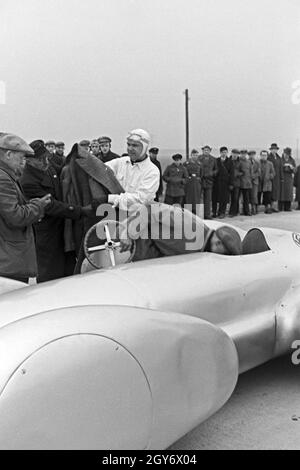 Der deutsche Rennfahrer Rudolf Caracciola am Mercedes Benz W 125 vor dem Weltordnenden, Deutschland 1930er Jahre. Deutscher Rennfahrer Rudolf Caracciola mit dem Mercedes Benz W 125 vor dem Weltrekordversuch, Deutschland 1930er Jahre. Stockfoto