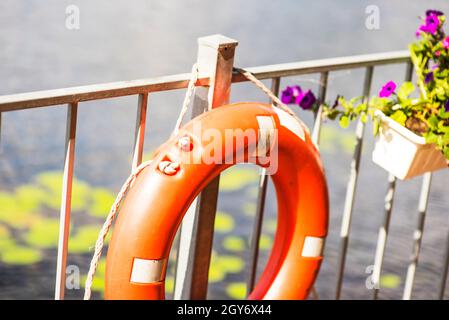 Dekorative Rettungsring mit dem Willkommensschild. Stockfoto