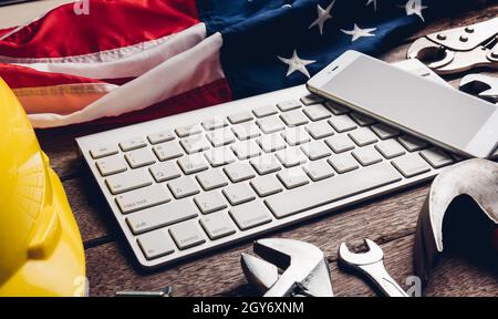 Happy USA Labor Day, verschiedene Art Schlüssel mit amerikanischer Flagge und Smartphone leeren Bildschirm auf der Tastatur. Erster Montag im September Schaffung von Arbeit m Stockfoto