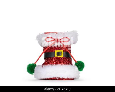Weihnachtsstiefel mit rotem Glitzer und Weihnachtsschmuck. Isoliert auf weißem Hintergrund. Stockfoto