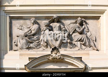 Dresden, Deutschland - 23. September 2020 : Relief an der Fassade der Dresdner Akademie der bildenden Künste Stockfoto