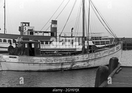 Ein Fischerboot verlässt den Hafen von Hela in Ostpreußen zum Fischfang, Deutschland 1930er Jahre. Ein dogger verlassen den Hafen von Hela für die Fischerei in der Ostsee, Deutschland 1930. Stockfoto