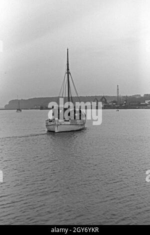 Ein Fischerboot verlässt den Hafen von Hela in Ostpreußen zum Fischfang, Deutschland 1930er Jahre. Ein dogger verlassen den Hafen von Hela für die Fischerei in der Ostsee, Deutschland 1930. Stockfoto